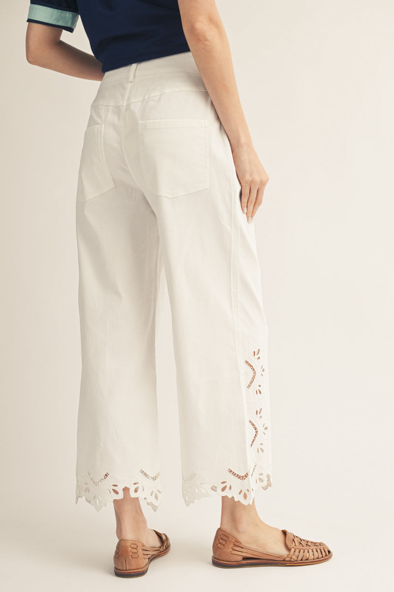 Women’s high rise white pants styled with flats