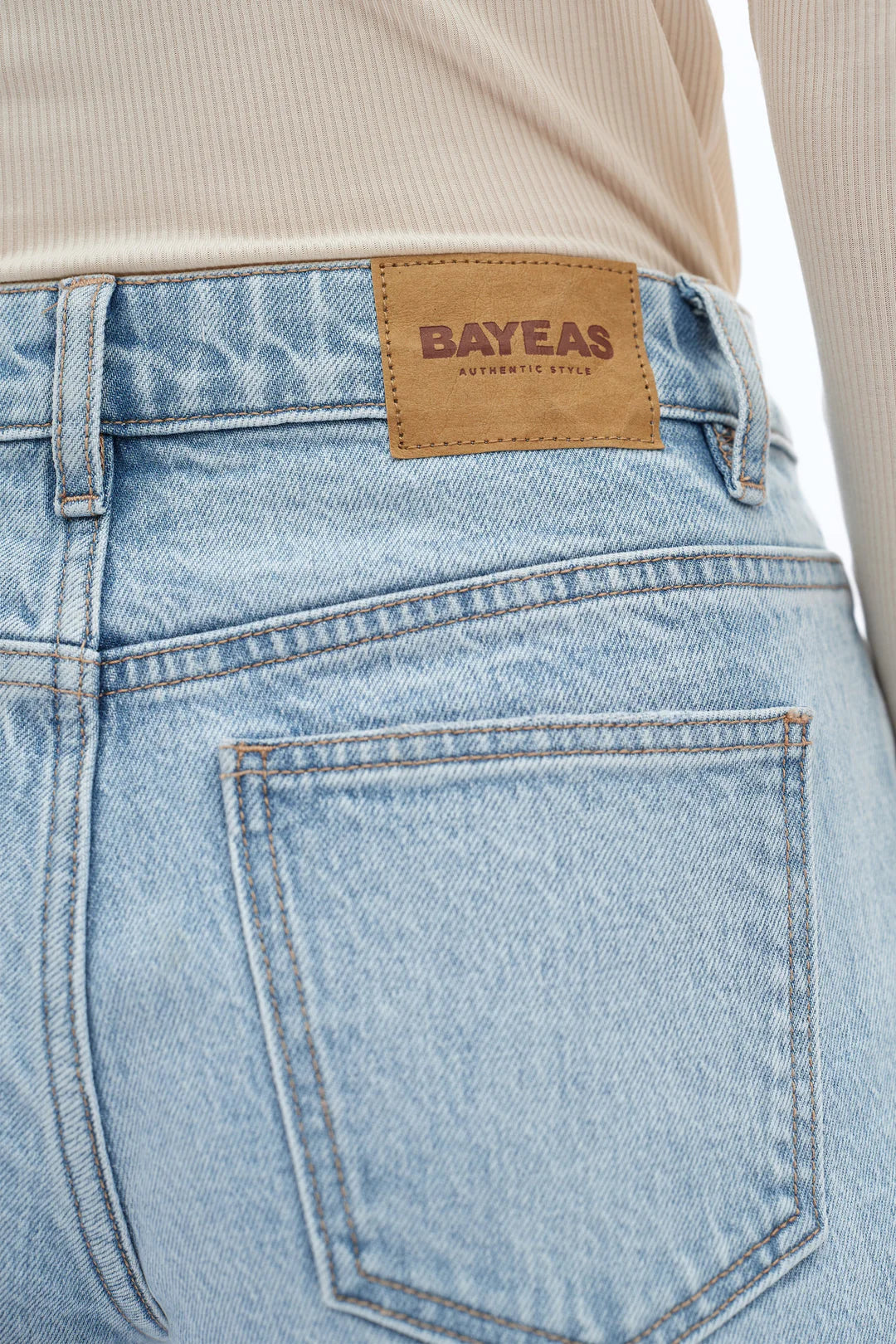 Mid Rise Barrel Jean