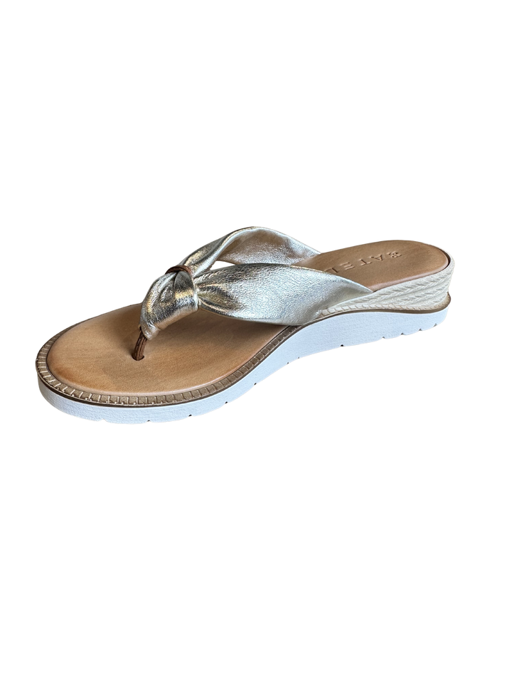 Ateliers Chandra Sandal – Gold Metallic Leather Thong Slide
